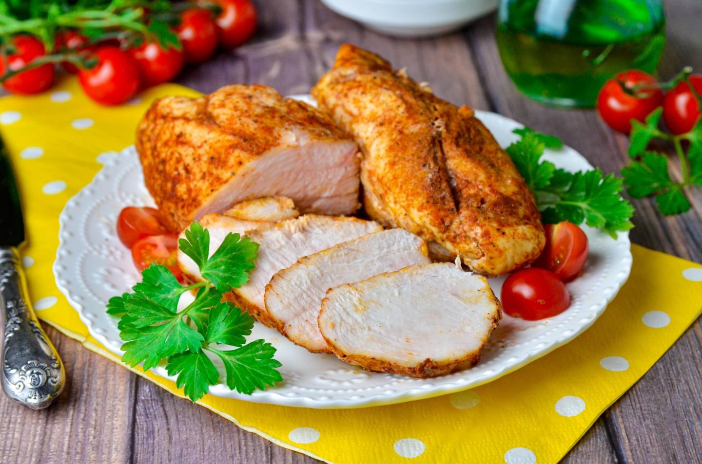 Куриное филе, запечённое в духовке с ароматными травами, чесноком, лимоном и оливковым масломммммммм