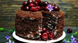 Шоколадный торт с вишней и сливочным кремом внутри